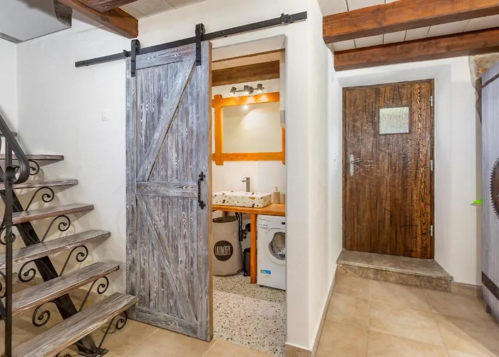 2 Bedroom Cozy In Malinska