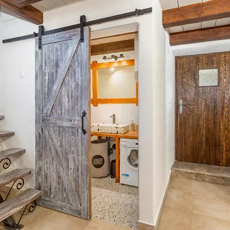 2 Bedroom Cozy In Malinska